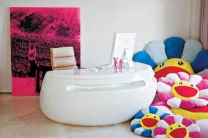 Kanye West cribs with Apple iMac Kanye West cribs with Apple iMac