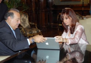Cristina Fernandez Kirchner and billionaire Mac user Carlos Slim with Apple mac laptop