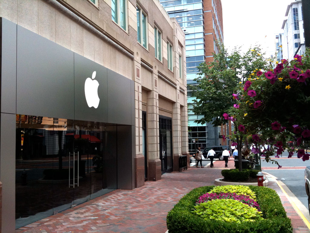 http://obamapacman.com/wp-content/uploads/2009/08/Reston-Apple-Store-IMG_0061.jpg