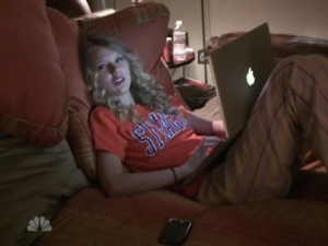 Taylor Swift in bed with Apple MacBook Pro laptop Taylor Swift in bed with Apple MacBook Pro laptop