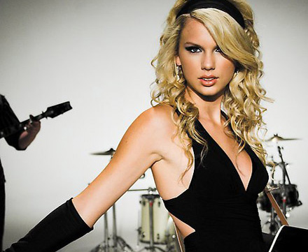 Taylor Swift is a popular country pop singer, songwriter, and guitarist.