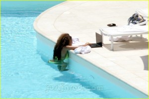 Beyonce Knowles in Swimming pool using her Mac