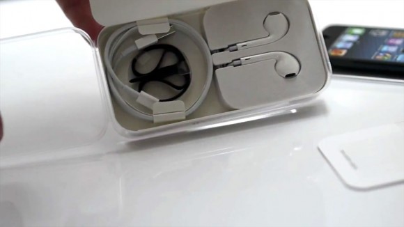 iPod touch 5th gen unboxing headphones
