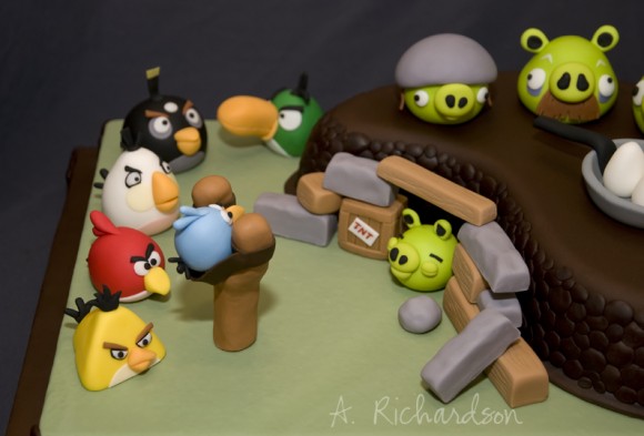 Bird-Attack-Angry-Birds-Birthday-Cake-Anya-Richardson-580x393.jpg